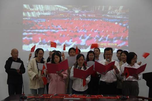 说明: E:\周林\2019学生工作\我为祖国喝彩——商学院部门工会歌咏活动\老师合唱2.jpg 英国365(集团)公司官方网站