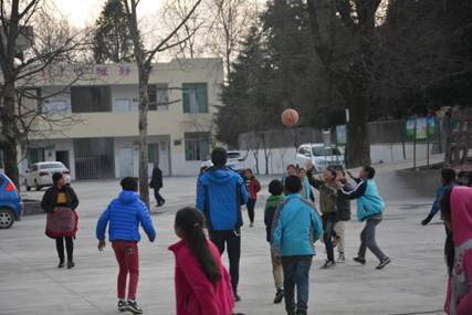 说明: E:\周林\2019学生工作\商院学子支教在大凉山:暖冬送以温情,辅教促进成长\团队成员与孩子们的课外活动.jpg 英国365(集团)公司官方网站