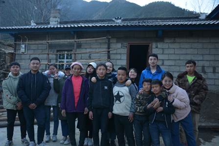 说明: E:\周林\2019学生工作\商院学子支教在大凉山:暖冬送以温情,辅教促进成长\团队成员正在进行家访2.jpg 英国365(集团)公司官方网站