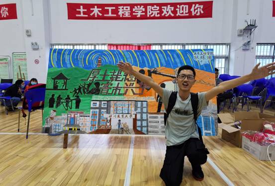 新生与手绘展板合影 新生与手绘展板合影