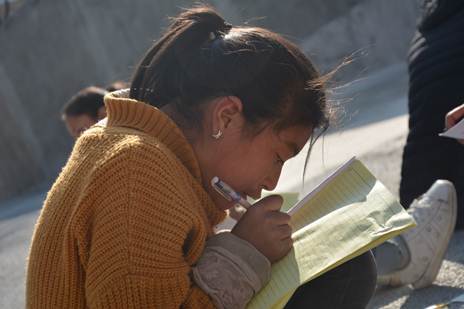 说明: E:\周林\2019学生工作\商院学子支教在大凉山:暖冬送以温情,辅教促进成长\“你很特别”交流分享上正在撰写的孩子.jpg 英国365(集团)公司官方网站